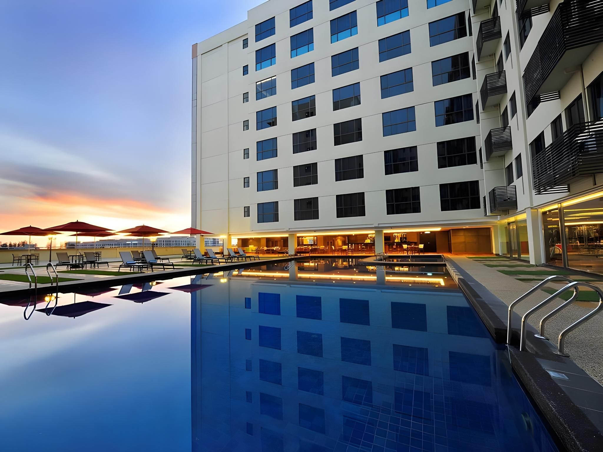 swimming pool [outdoor]