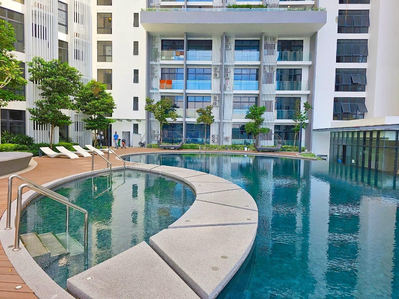 swimming pool [outdoor]