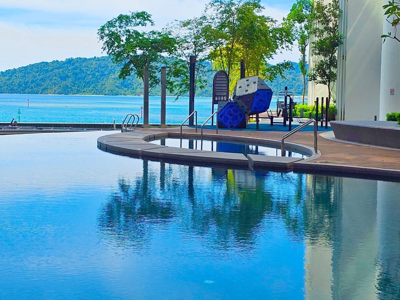 swimming pool [outdoor]