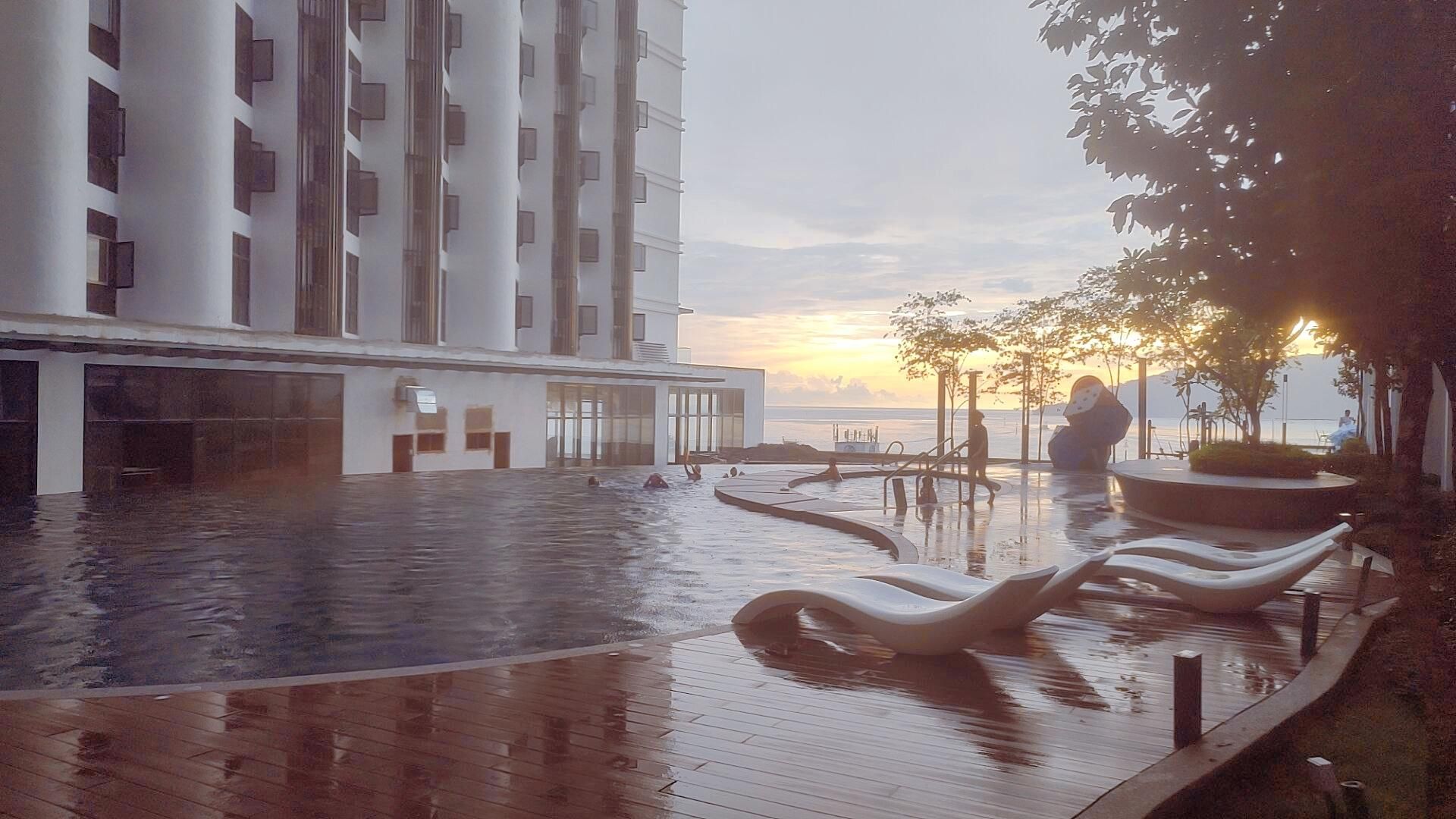 swimming pool [outdoor]