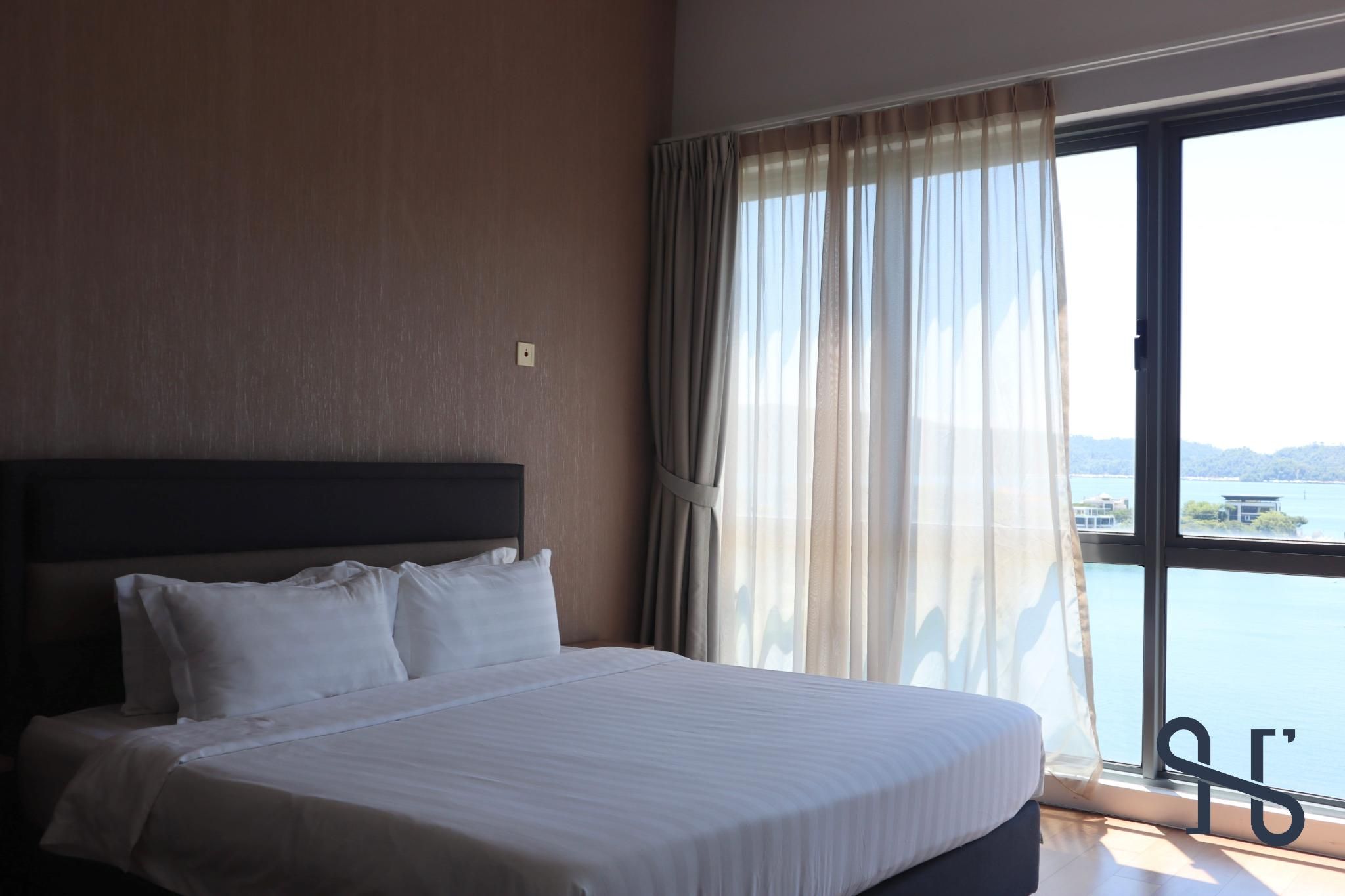 3-Bedroom Sea View Apartment with Balcony