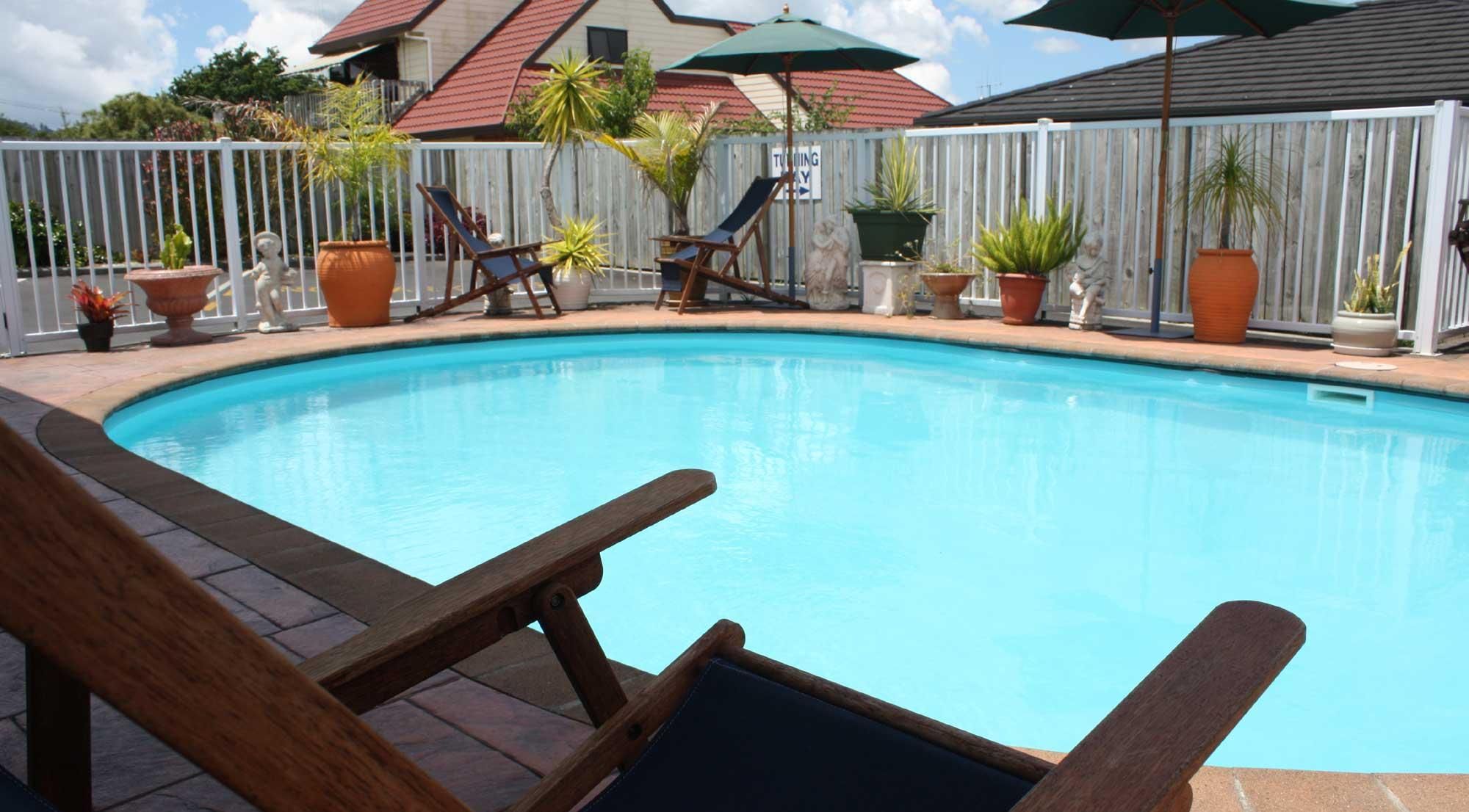 swimming pool [outdoor]