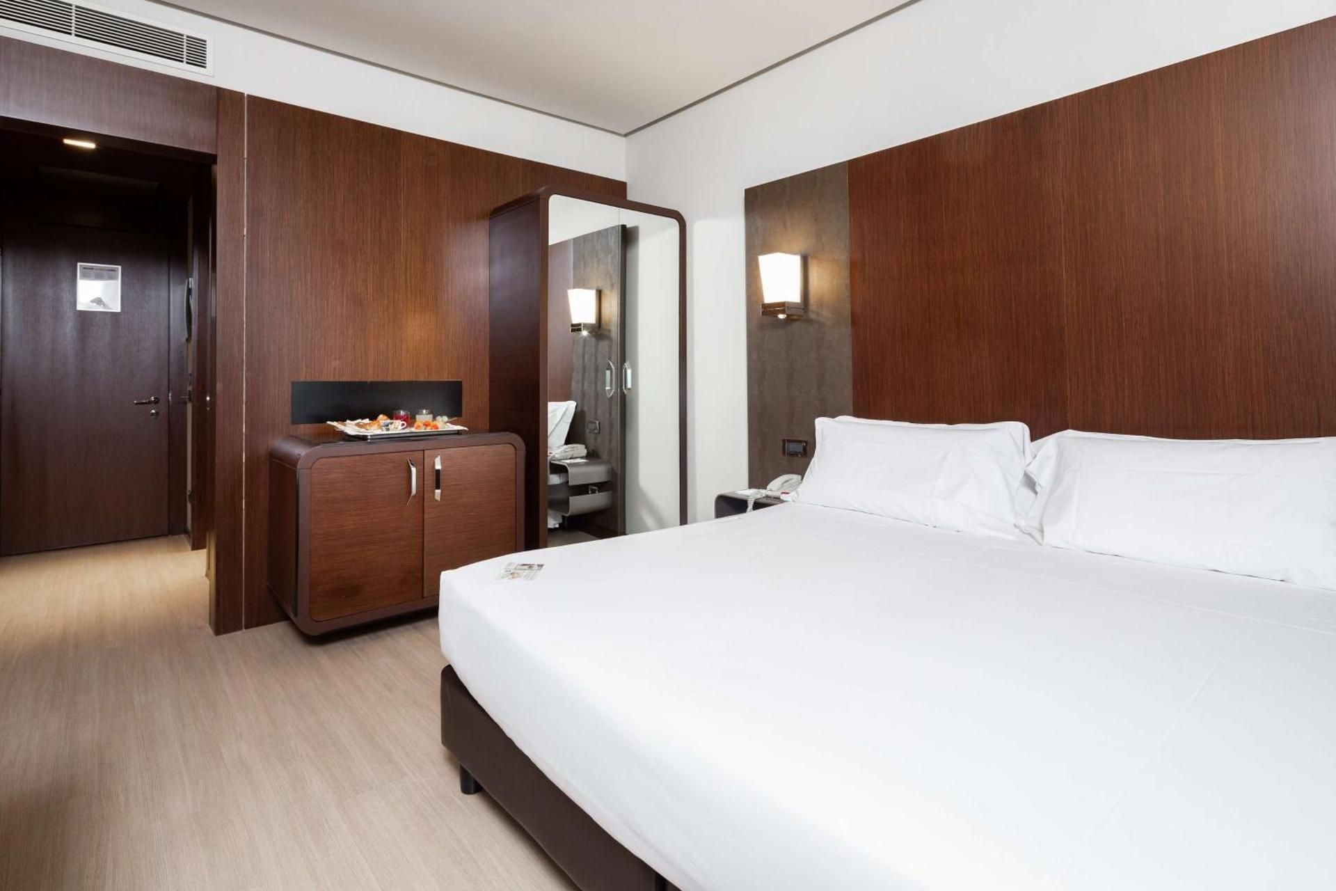 Best Western Hotel Goldenmile Milan Standard Room with One King Bed and One Single Bed