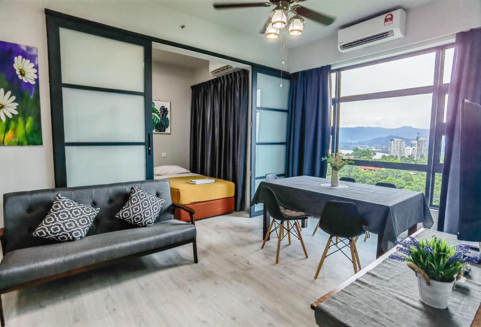 Apartment with Mountain View