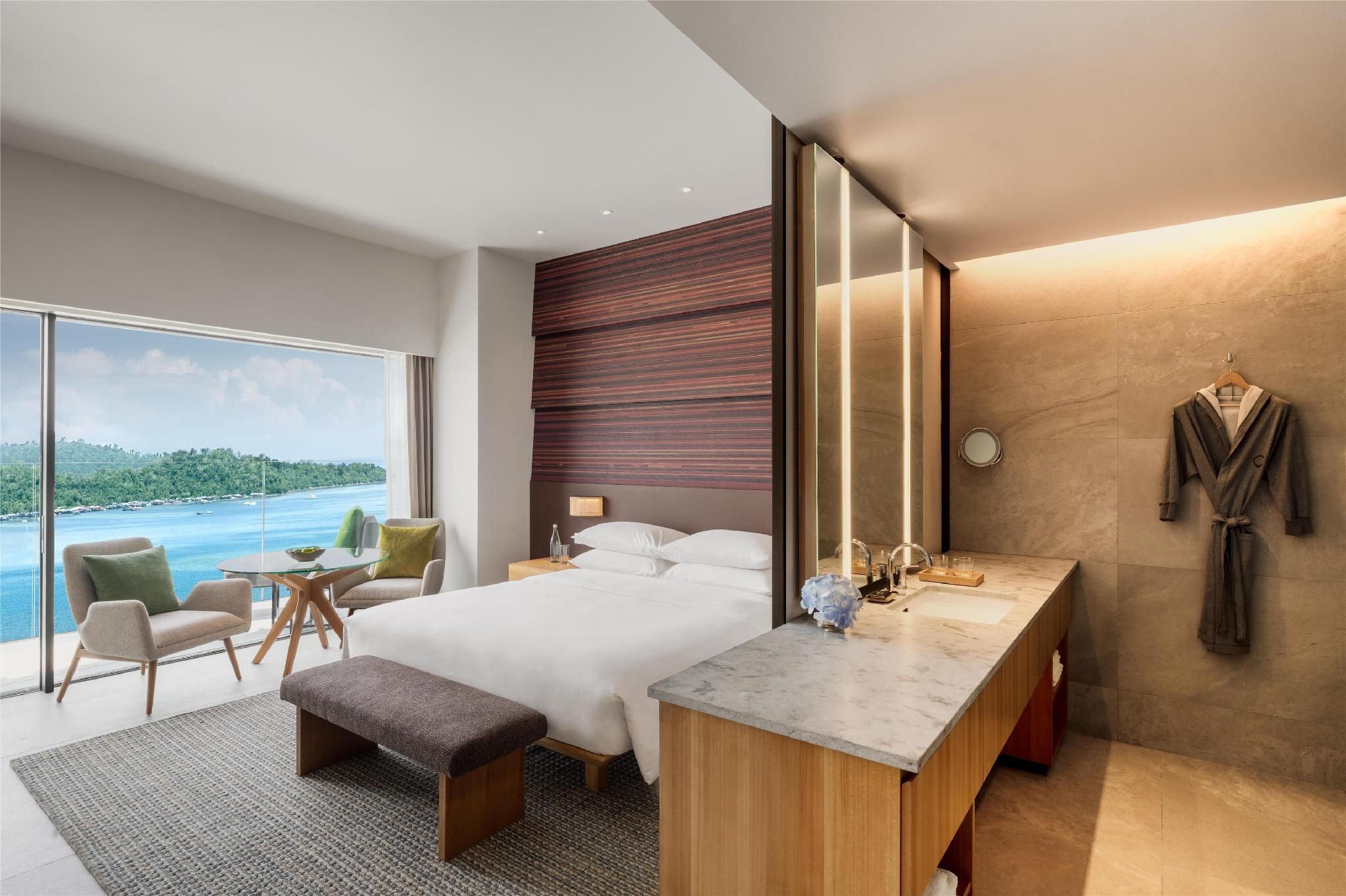 1 King Bed, Sea View