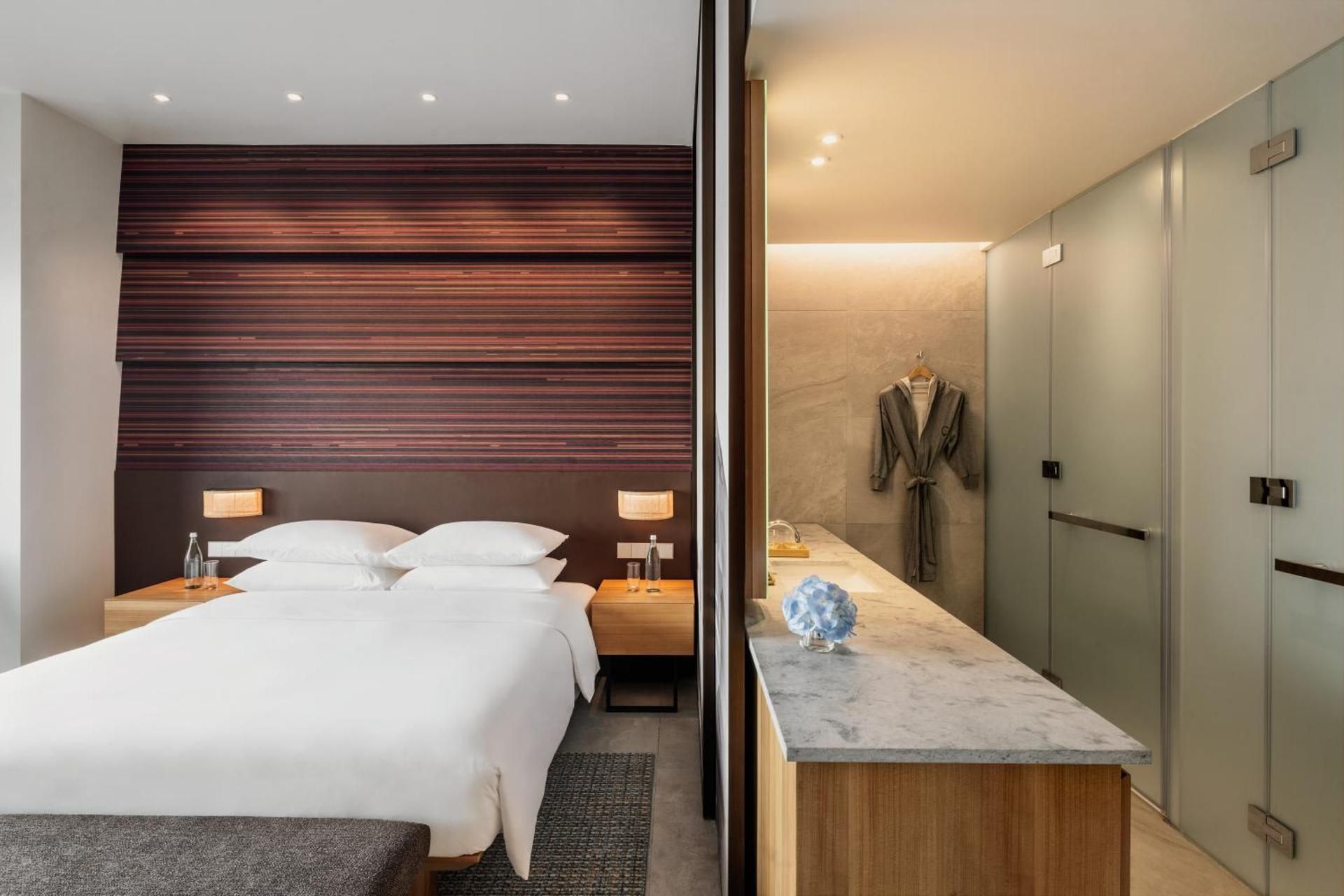 1 King Bed