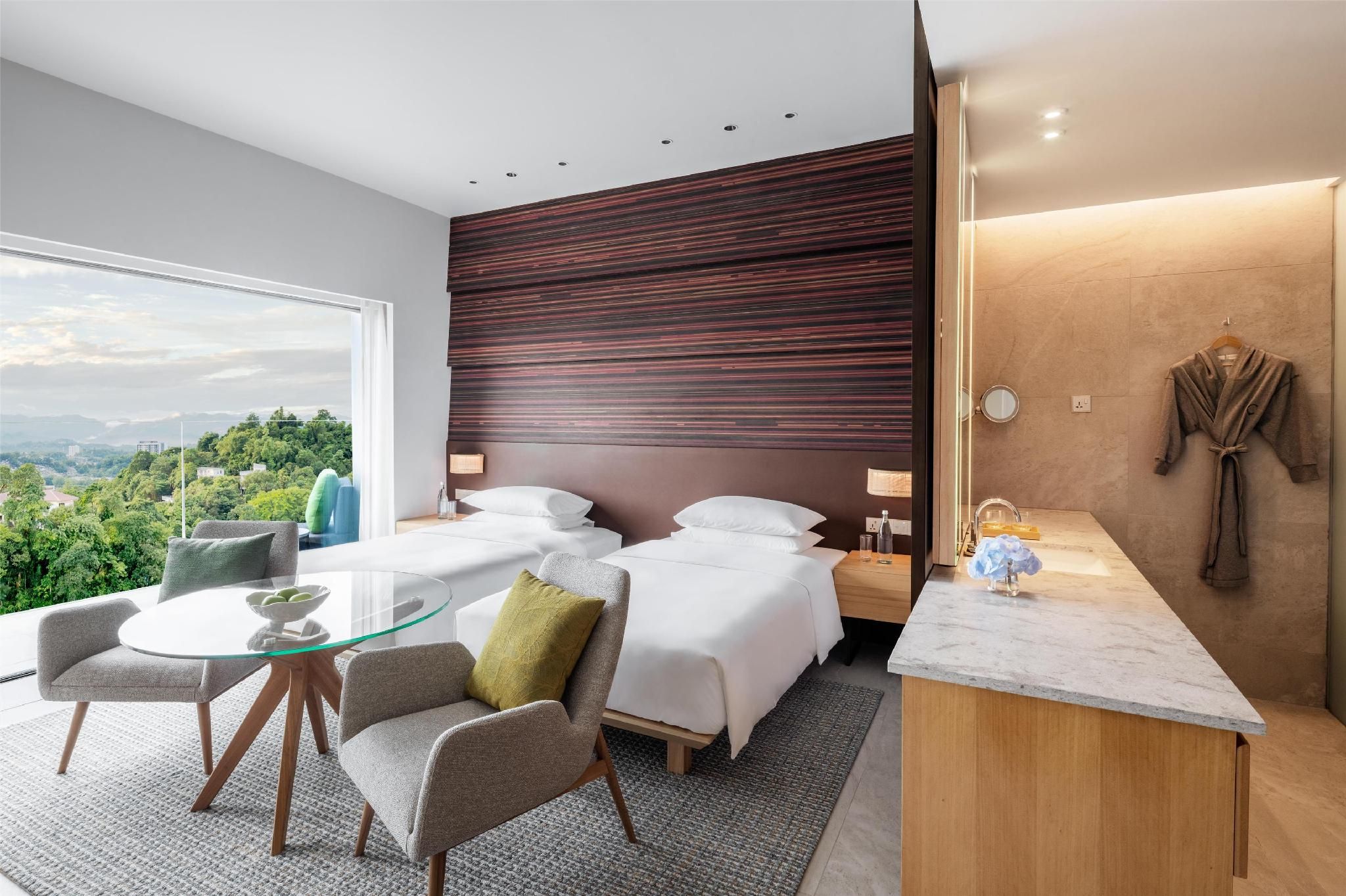 2 TWIN BEDS, HILL VIEW