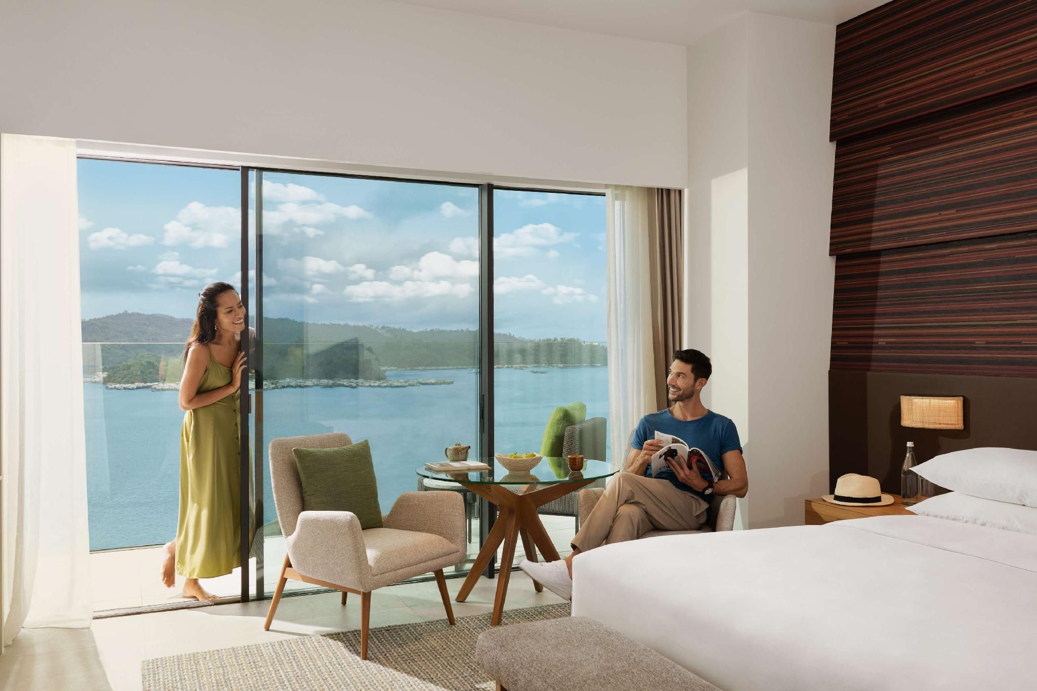 1 King Bed, Sea View