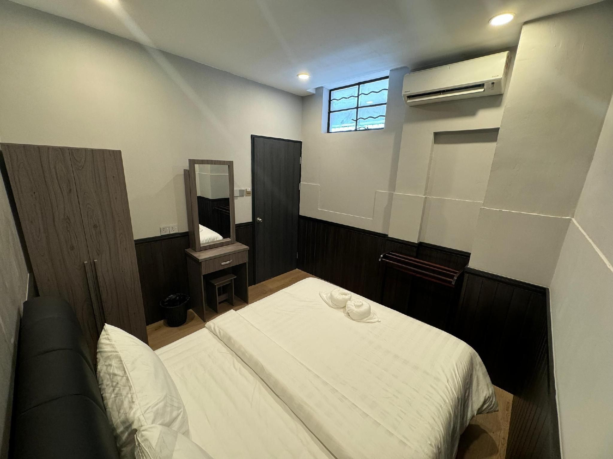 Queen Bedroom