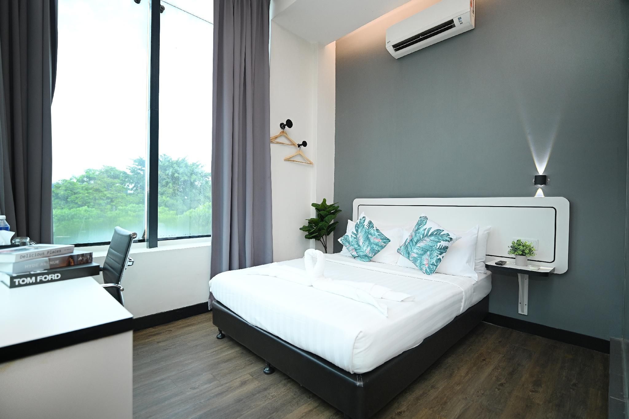 Deluxe Queen Bed
