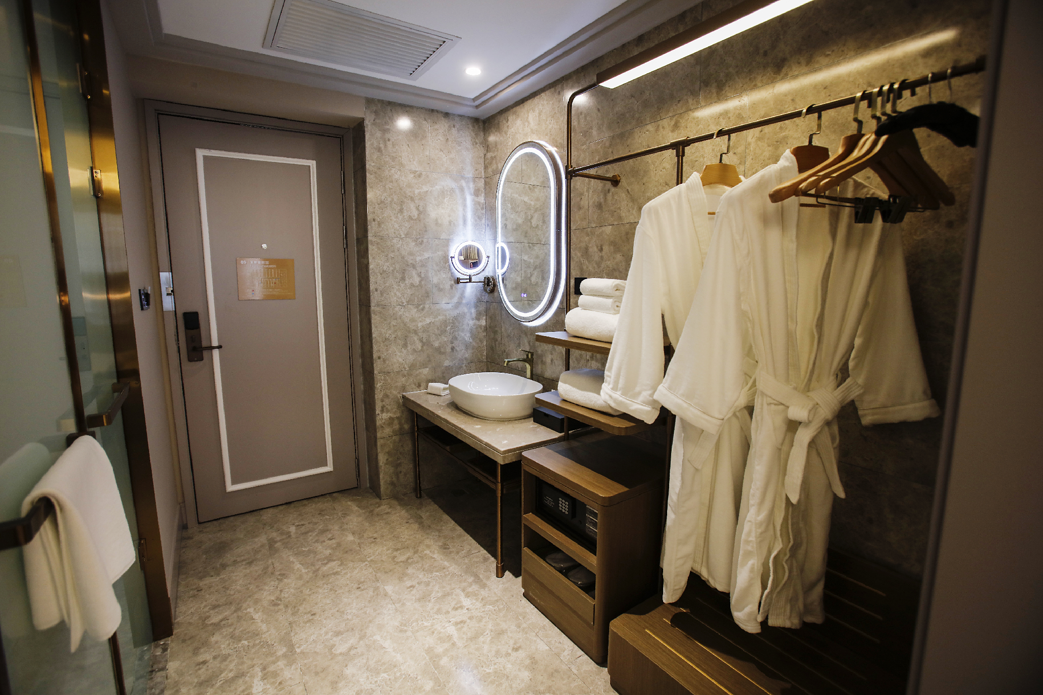 Huazhu - Room With Bed