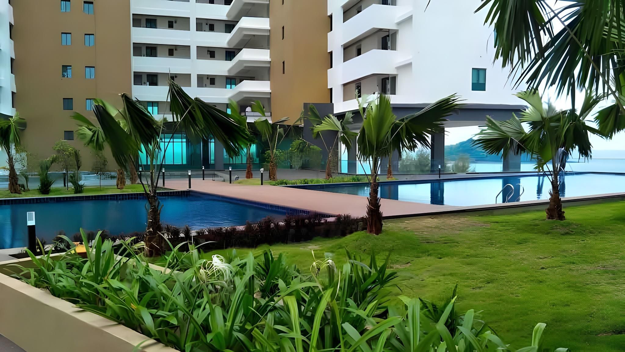 swimming pool [outdoor]