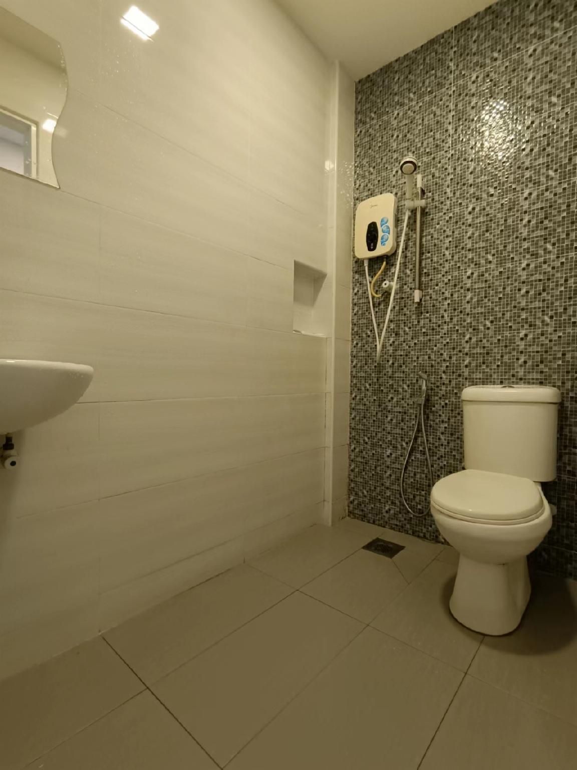 LEA GUEST HOUSE & CAFE Lukut Triple - 1 Queen, 1 Single, No Parking 3