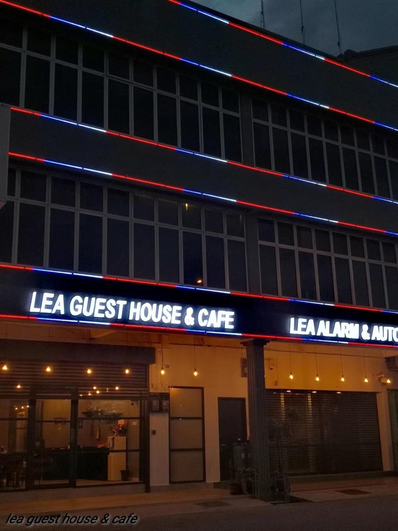 LEA GUEST HOUSE & CAFE Lukut