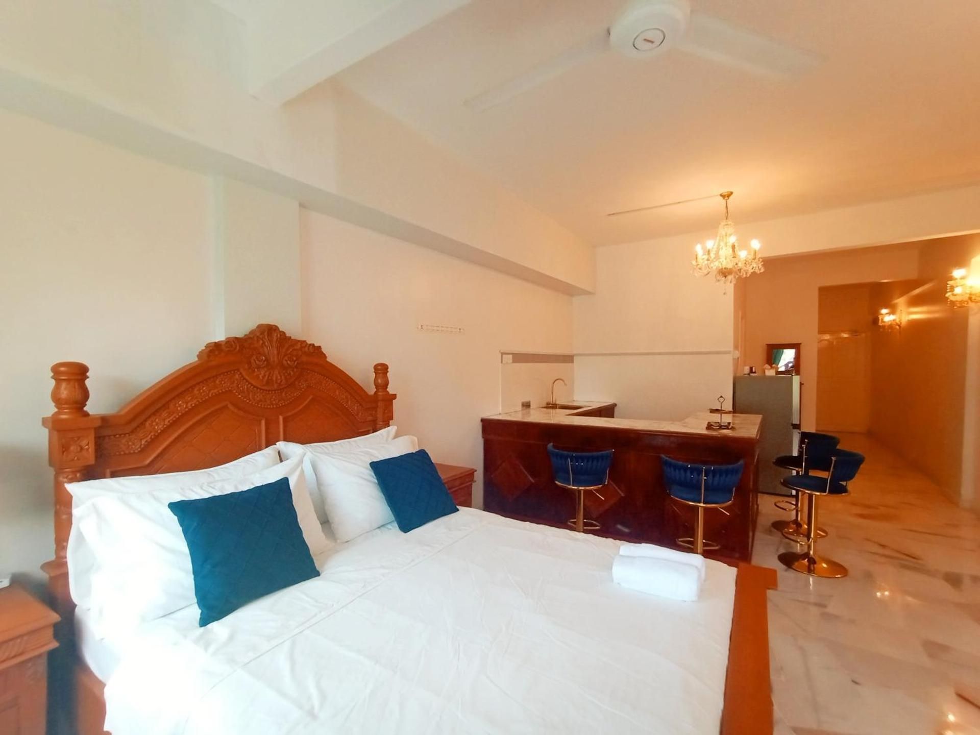 One-Bedroom Apartment with Sea View and Balcony