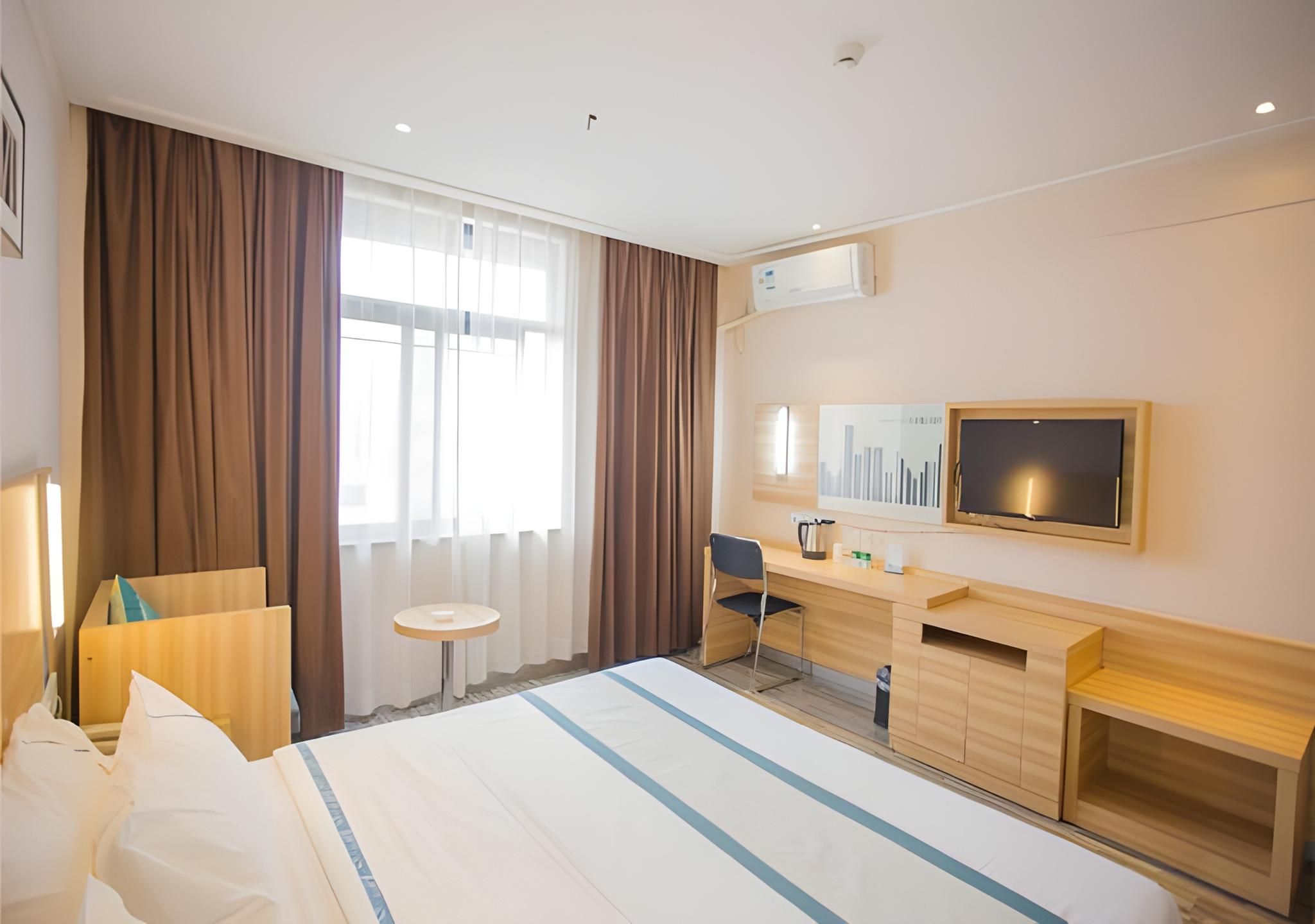 Stand Queen Room