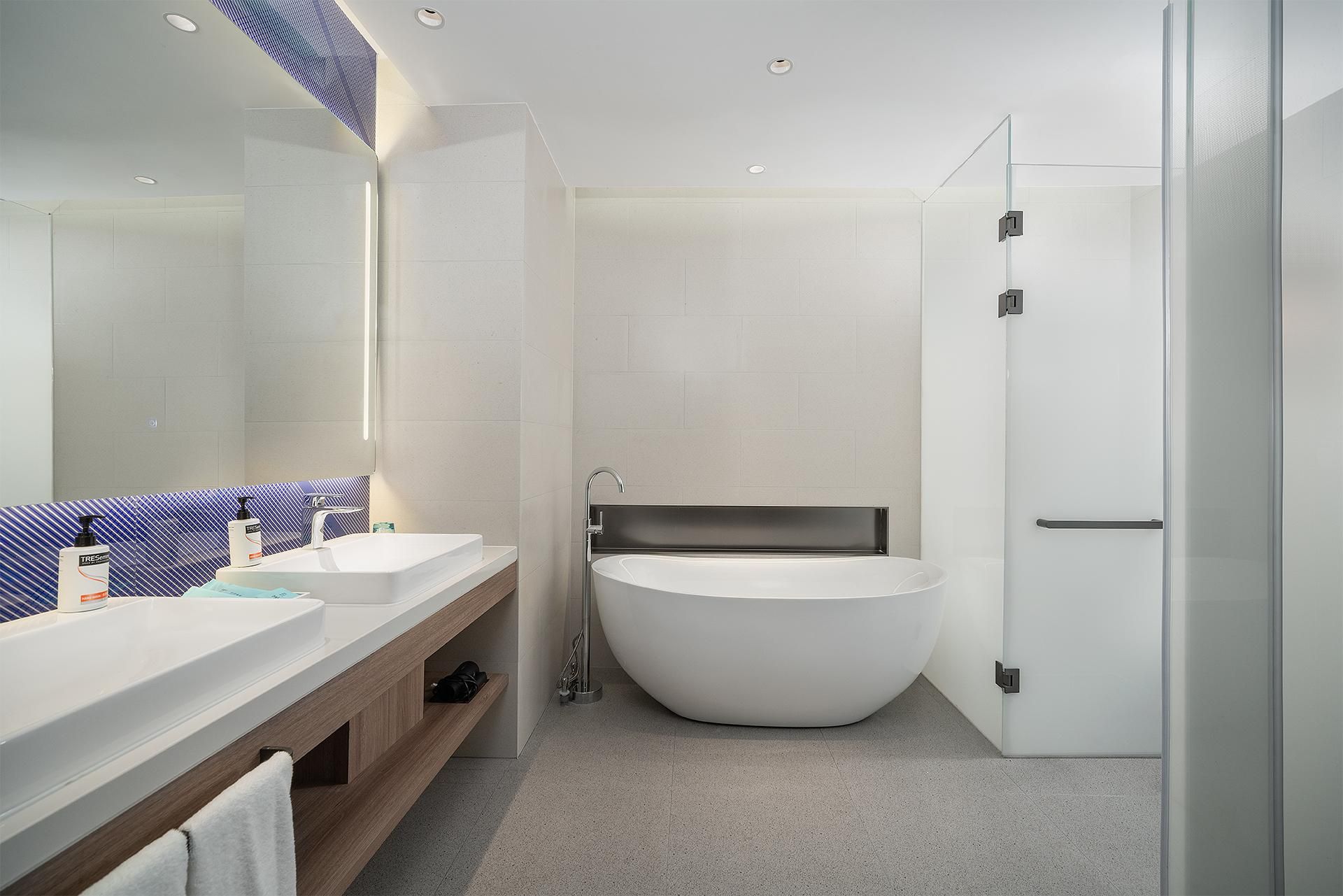 1 Bedroom Suite Lake View with Bath