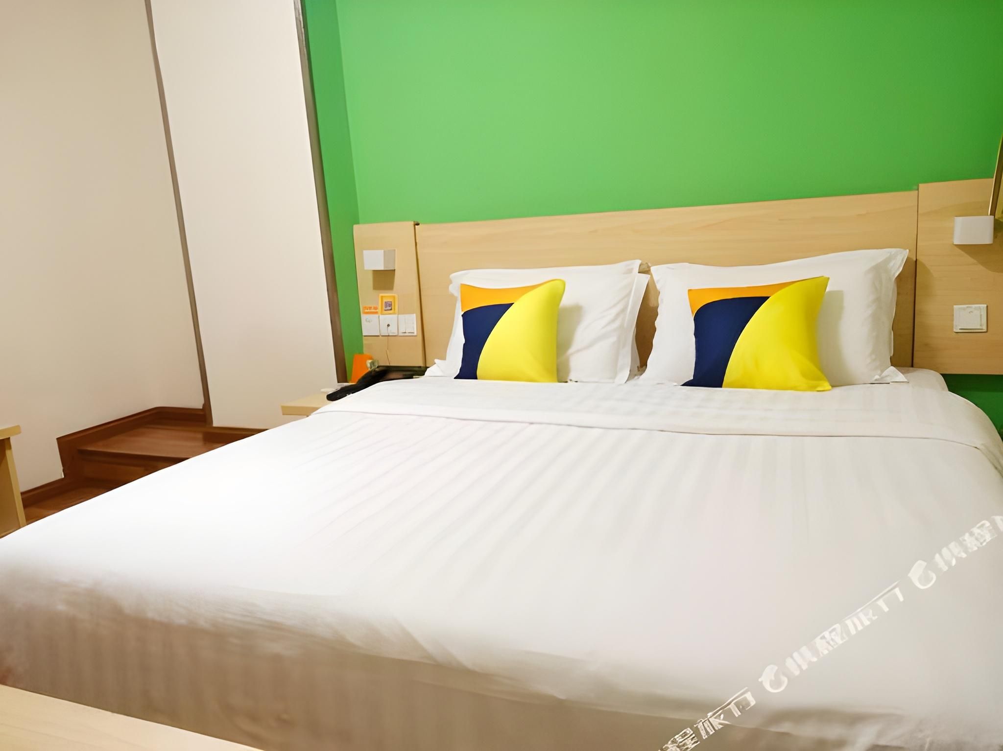 Sleepy Queen Room