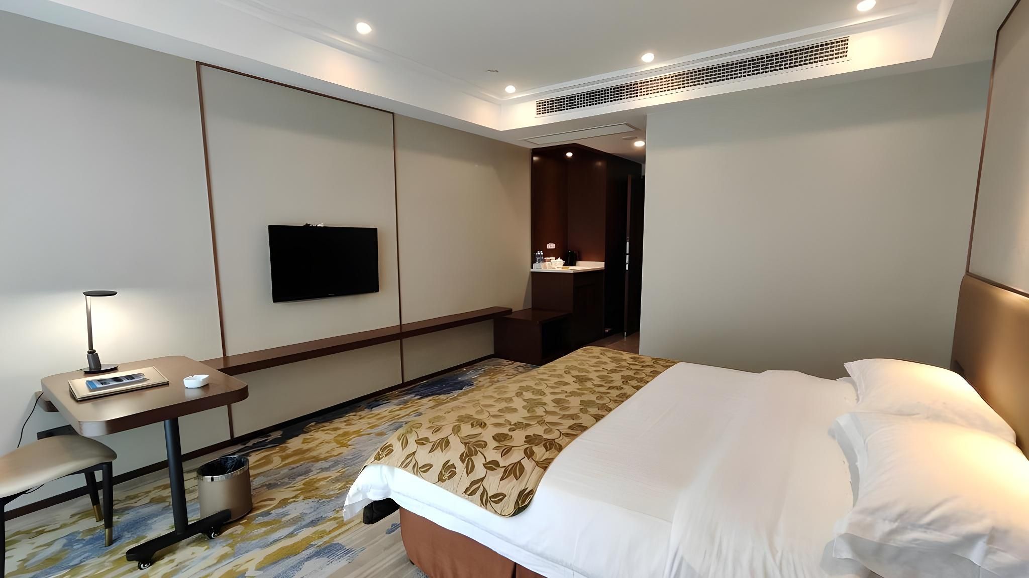 Lake-view Queen Room