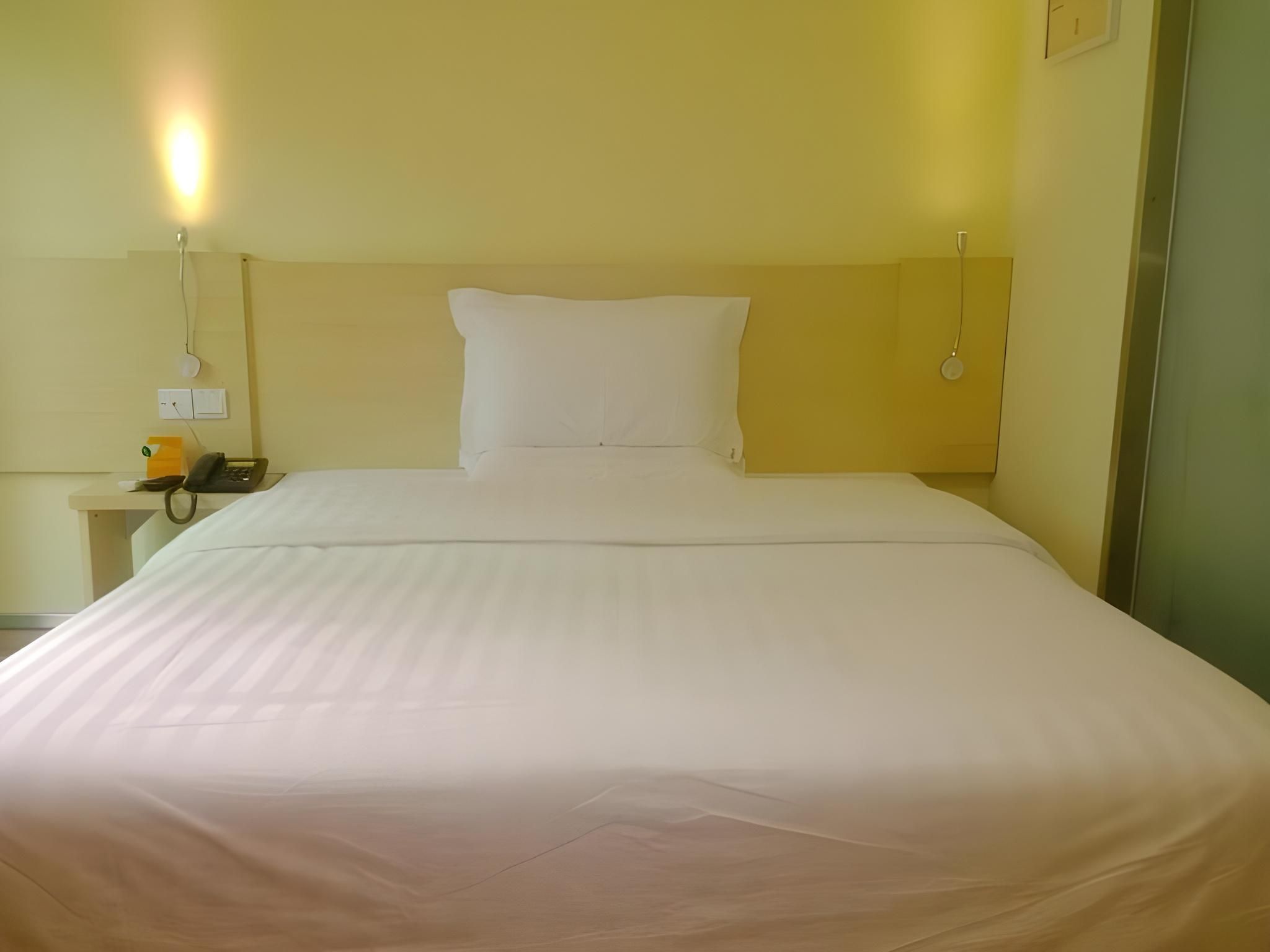 Business Queen Room