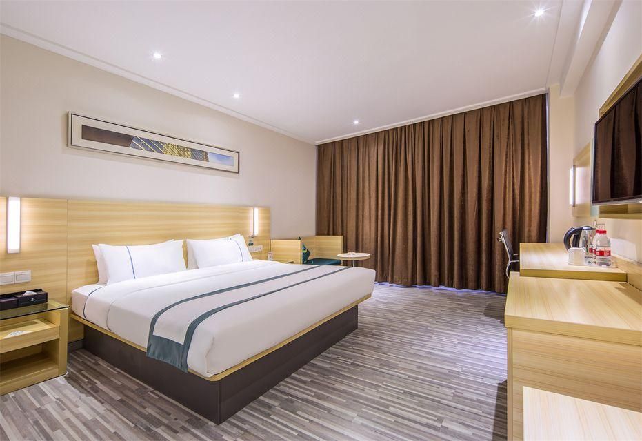 Stand Queen Room
