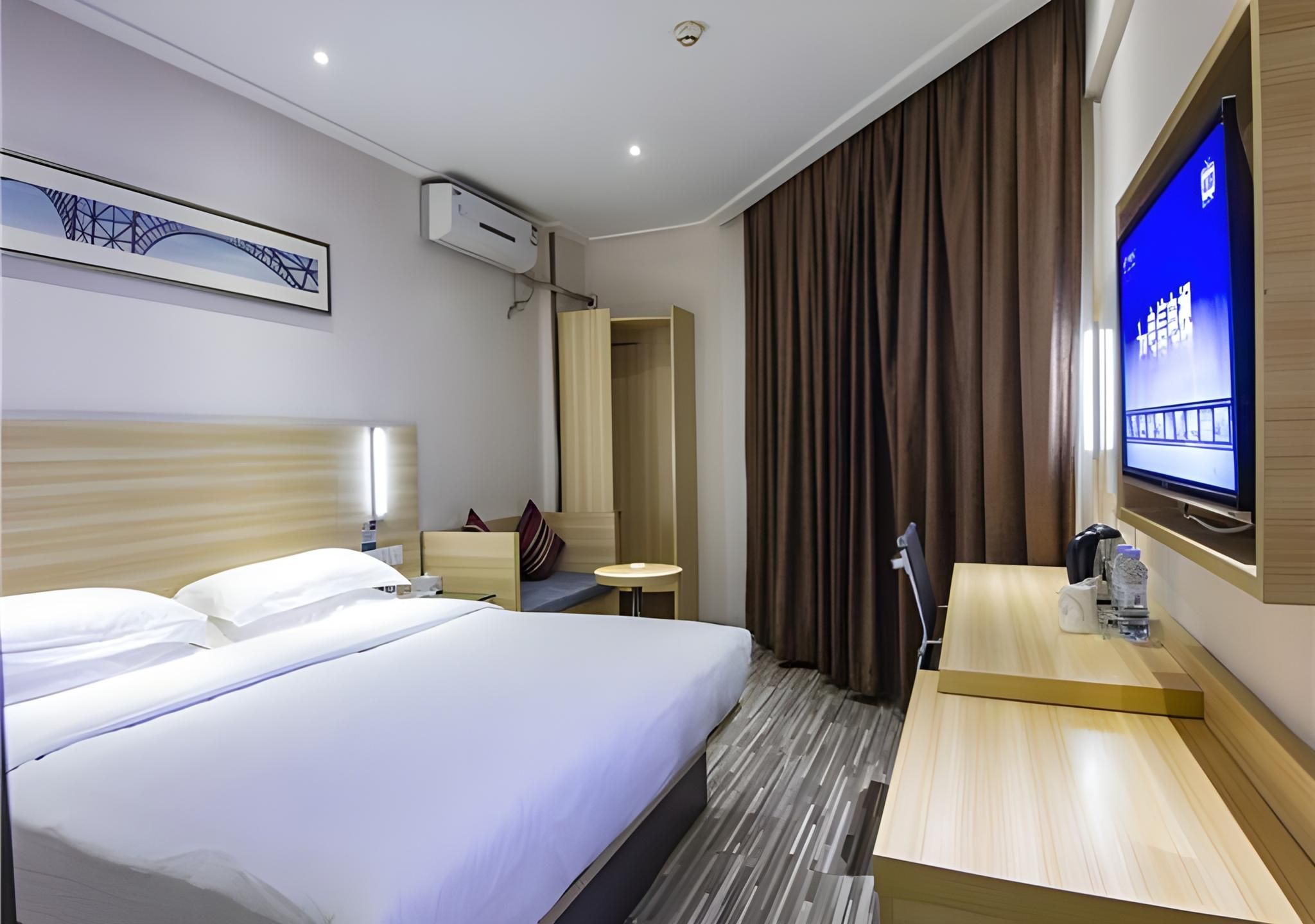 Stand Queen Room