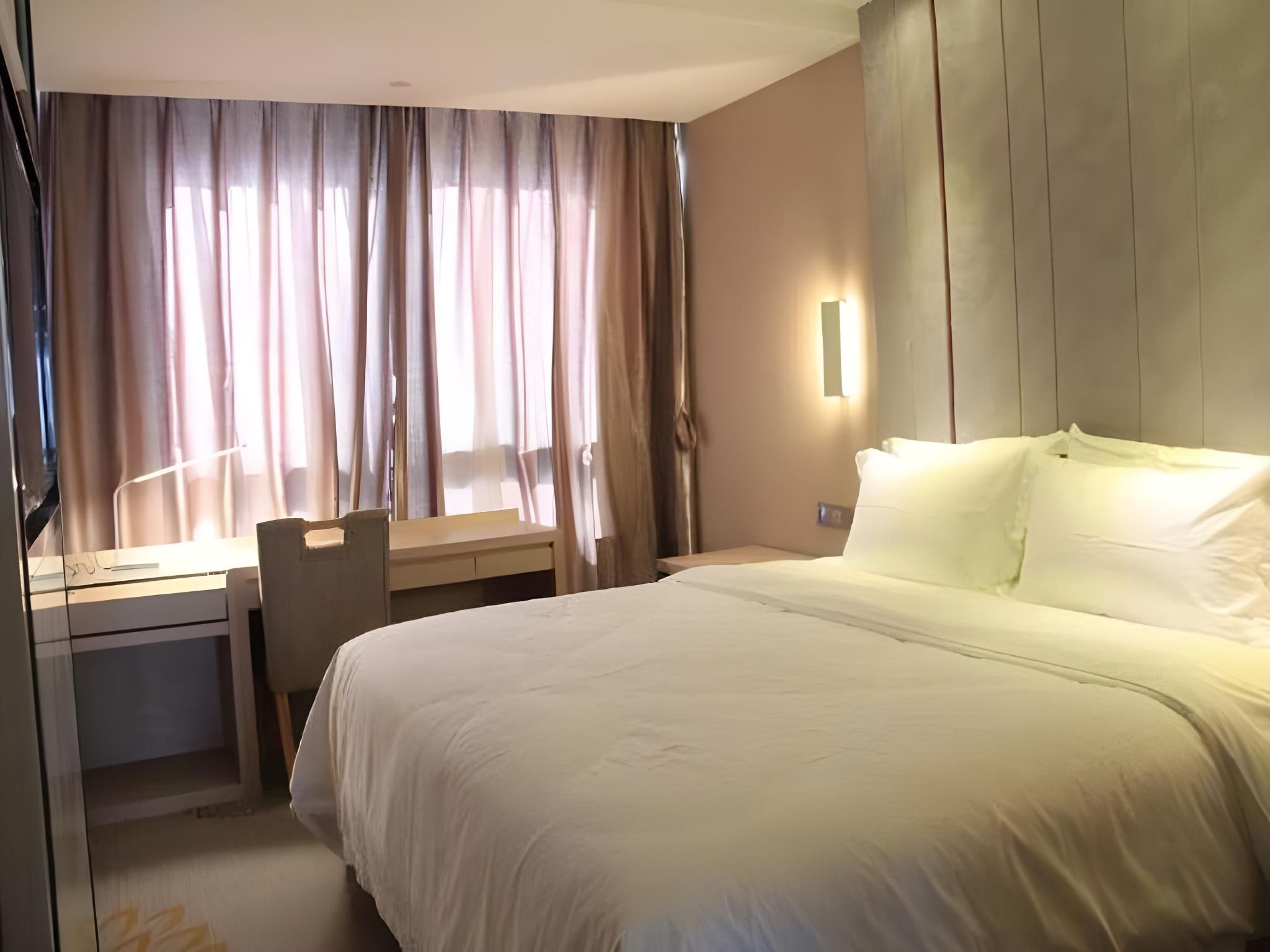 Business Queen Room