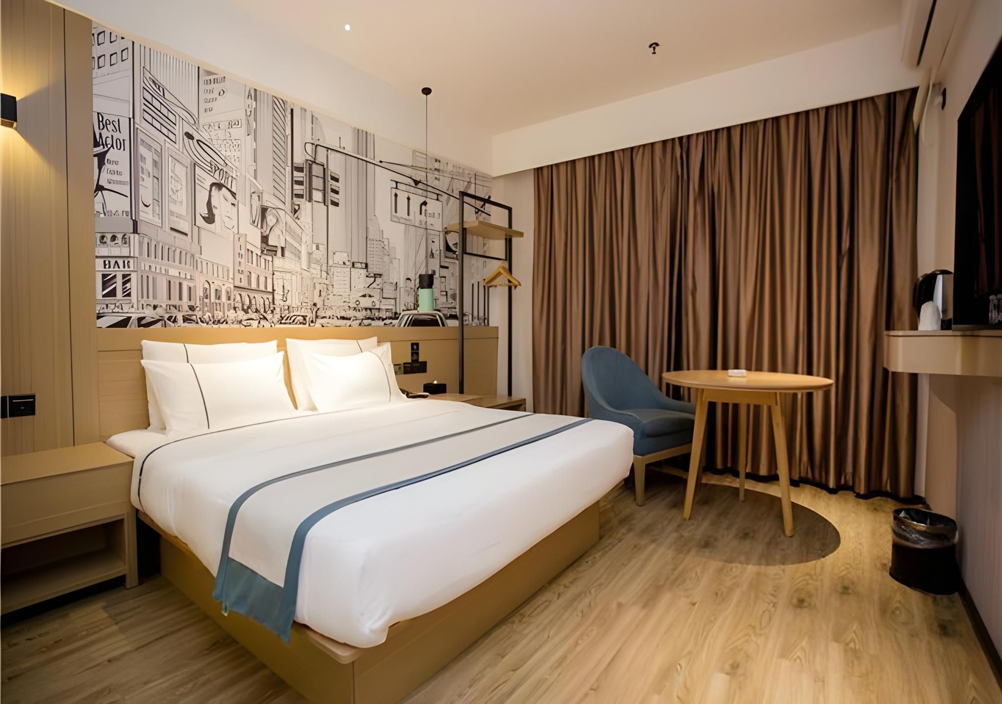 Stand Queen Room