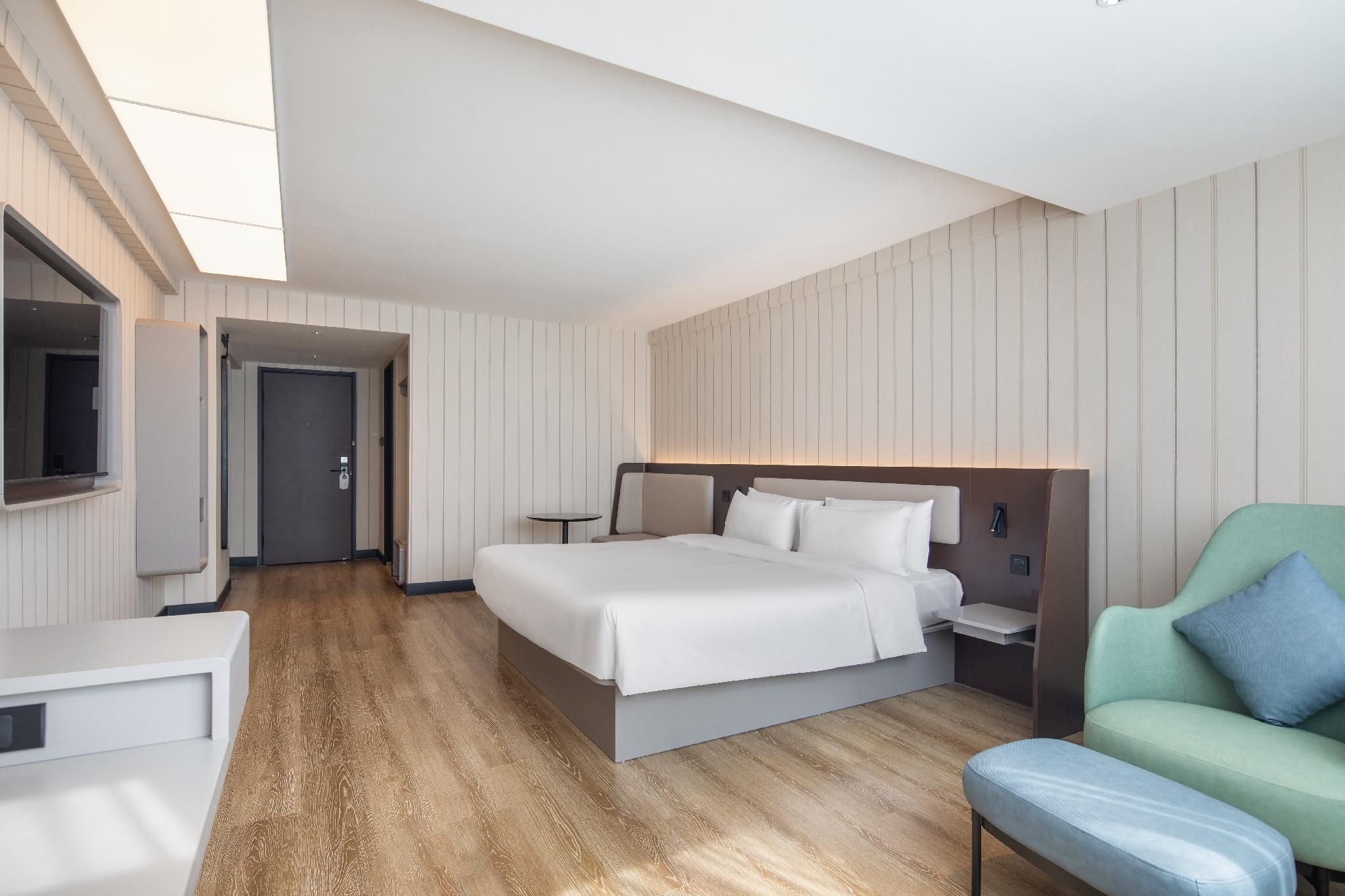 Business Queen Bed Room
