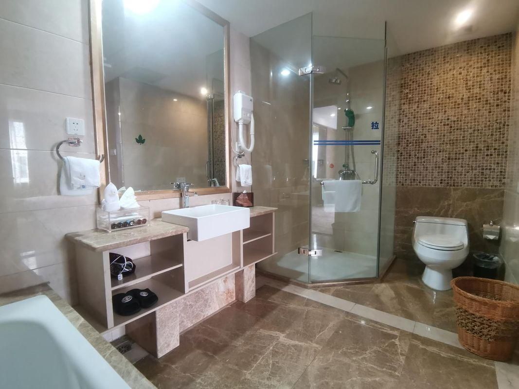 Business Suite (Building 11)