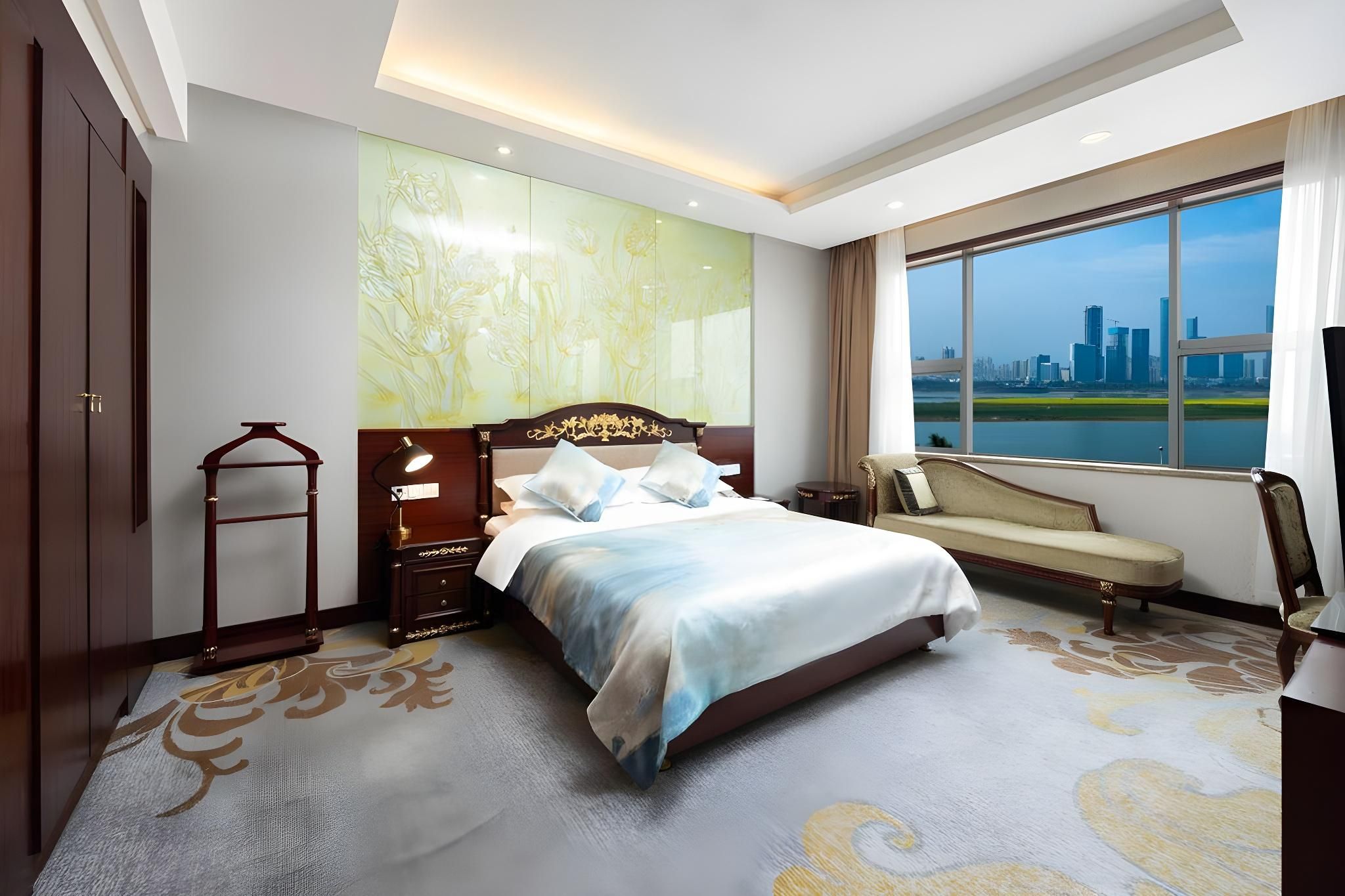 Business Suite (Building 11)