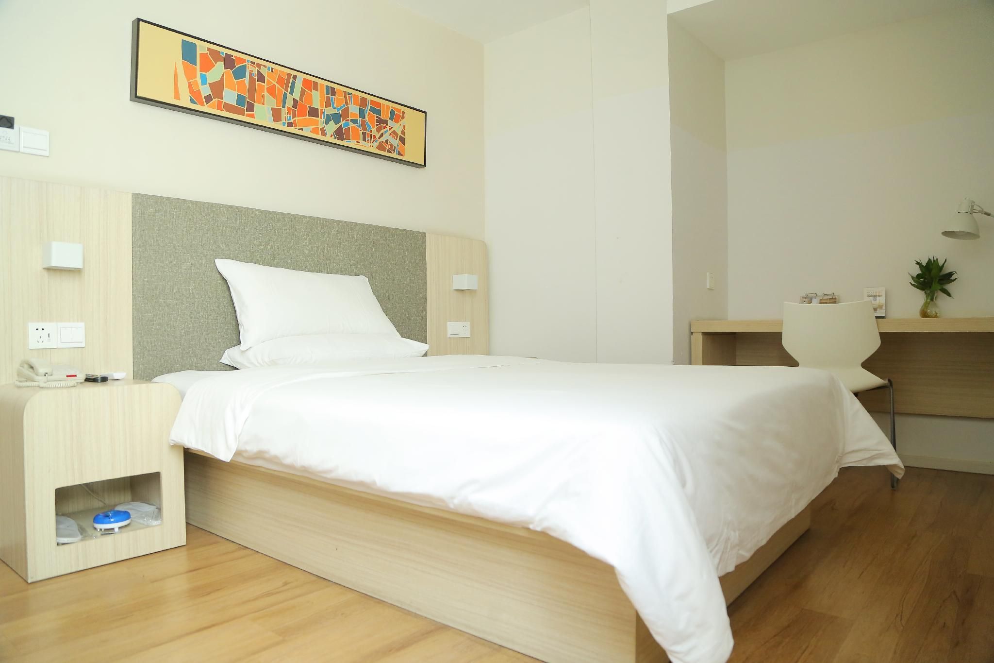 Huazhu - Room With Bed