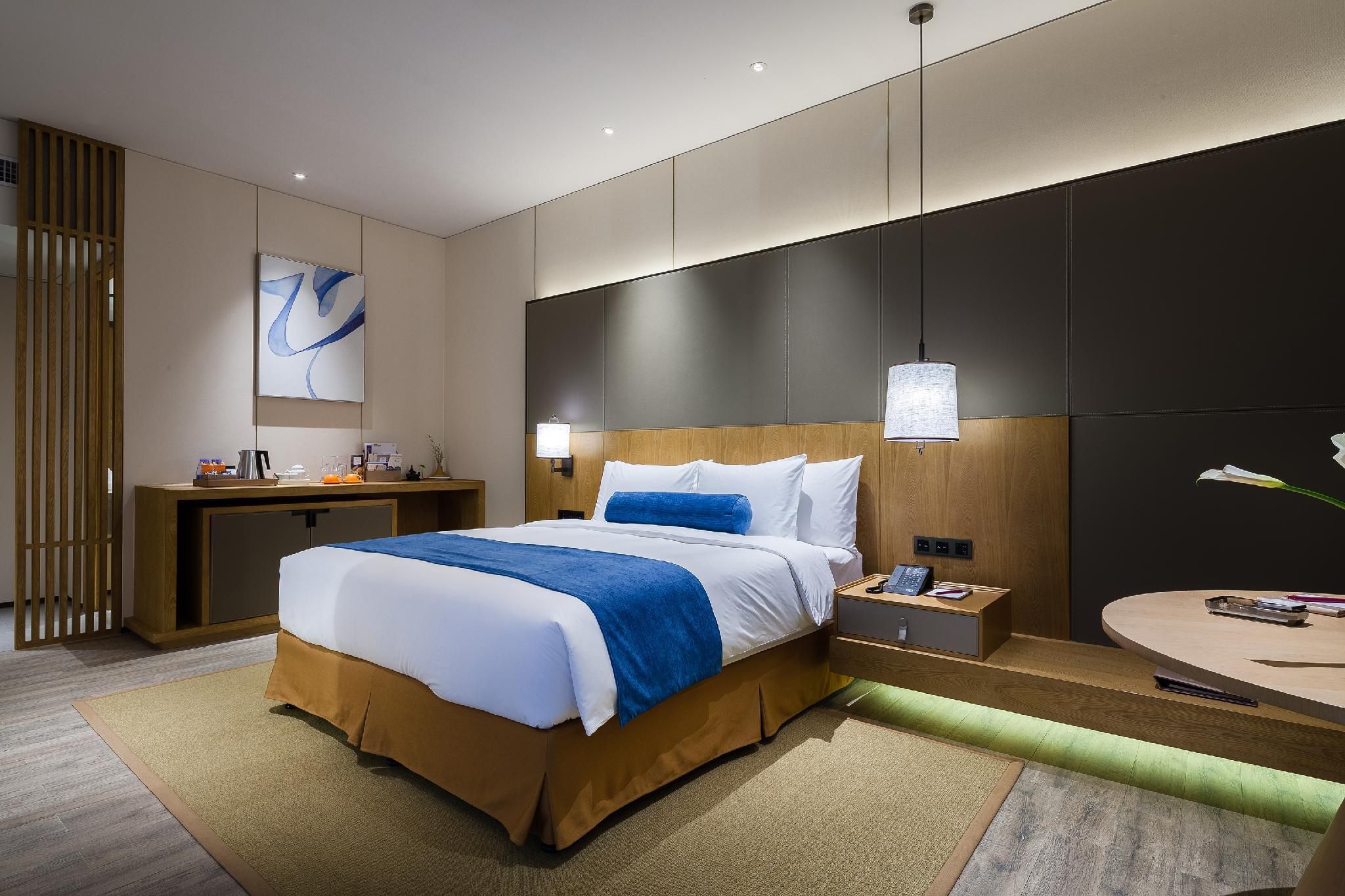 1 King Bed Premium Lounge Accessible