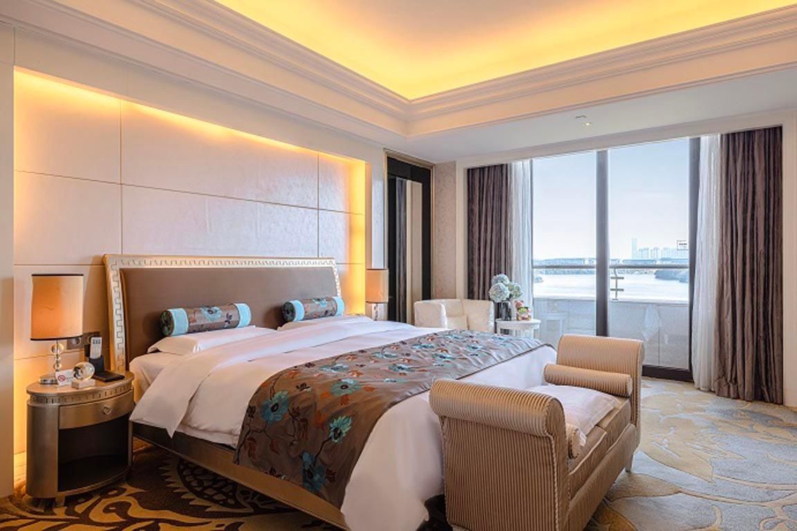Zero Pressure Deluxe Lake-View Suite