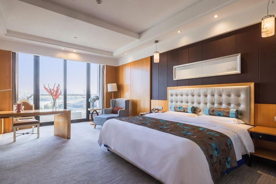 Deluxe Lake-view Queen Room