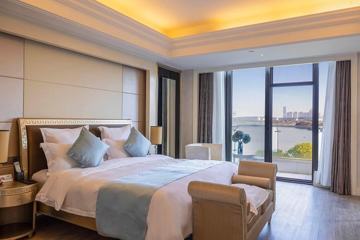 Deluxe Lake-view Queen Room