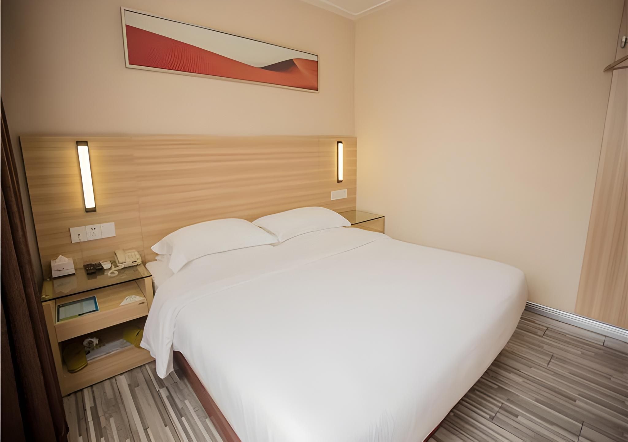 Stand Queen Room