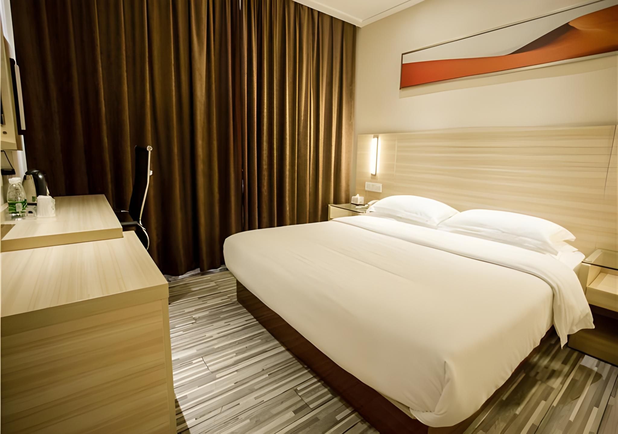 Stand Queen Room