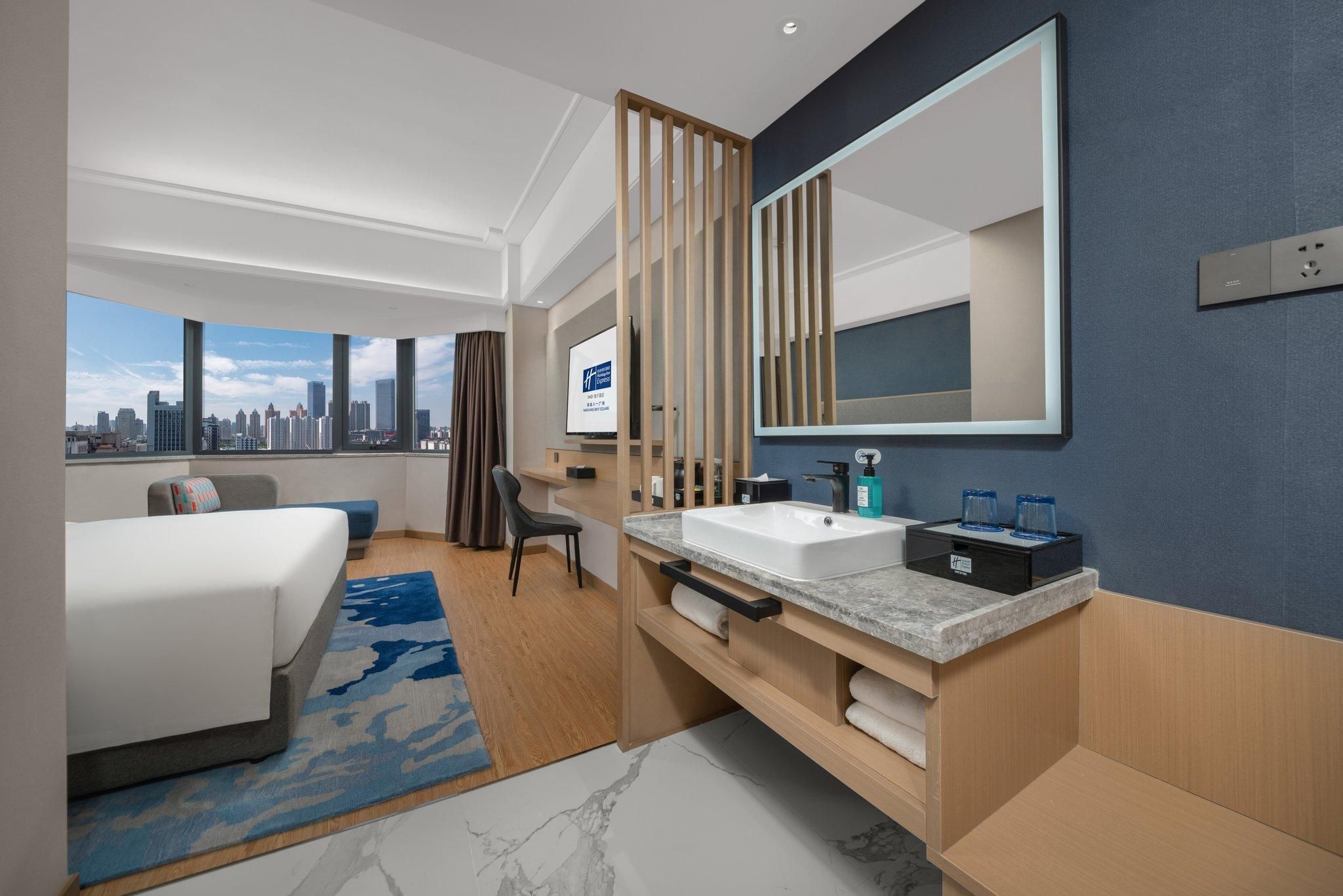 1 King Standard High Floor City View