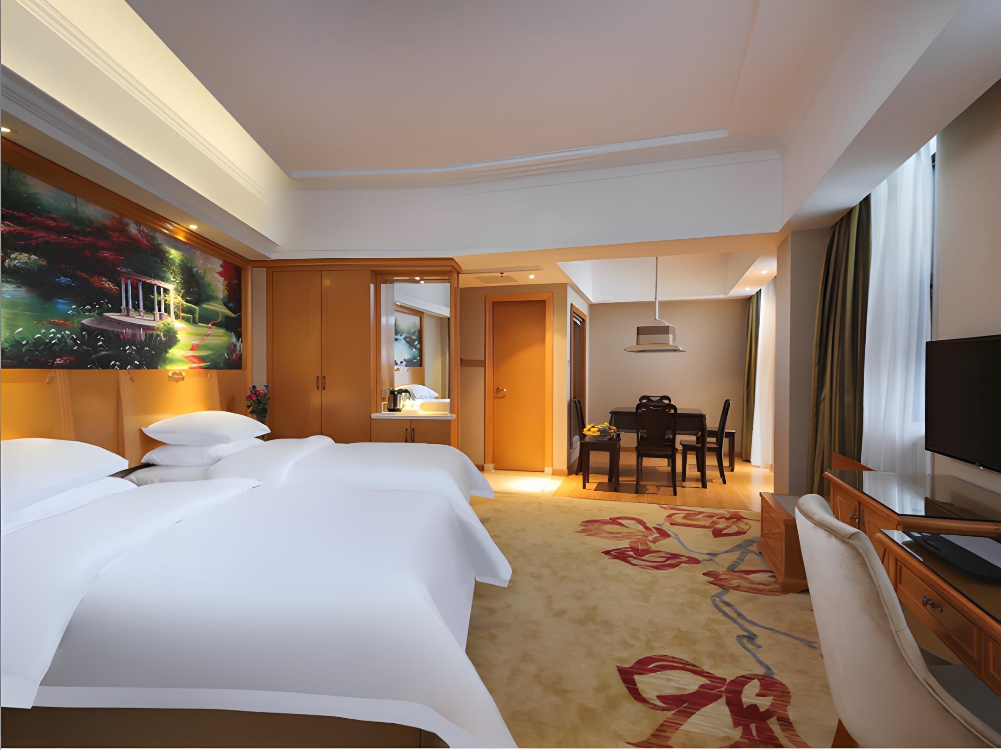 Vienna - Functional Chess Room With Twin Bed