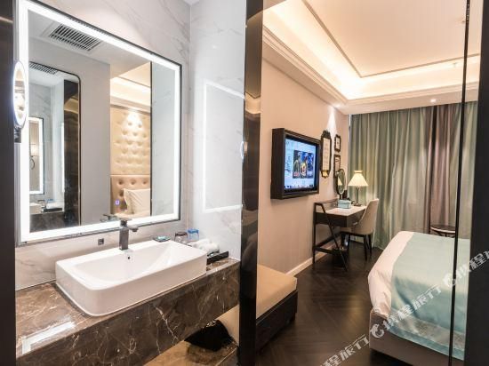 Xana - Bed Room With View