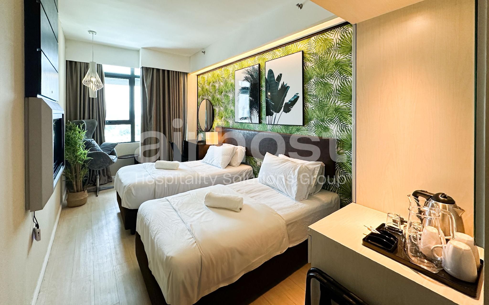  PJS13 Centrestage by Airhost