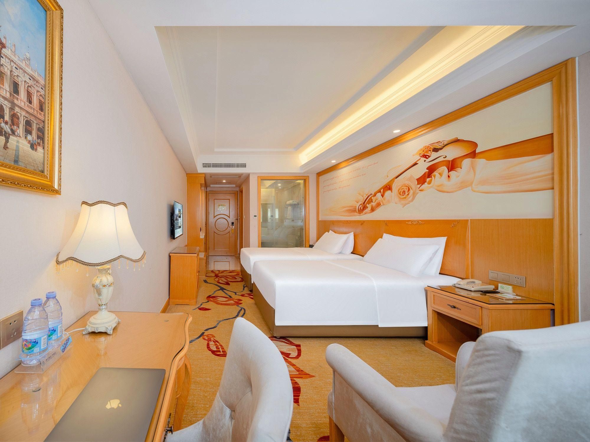 Vienna - Functional Chess Suite Room