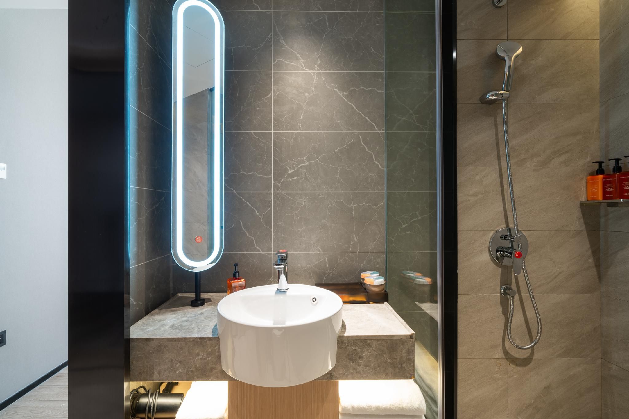 Huazhu - Deluxe Twin Room