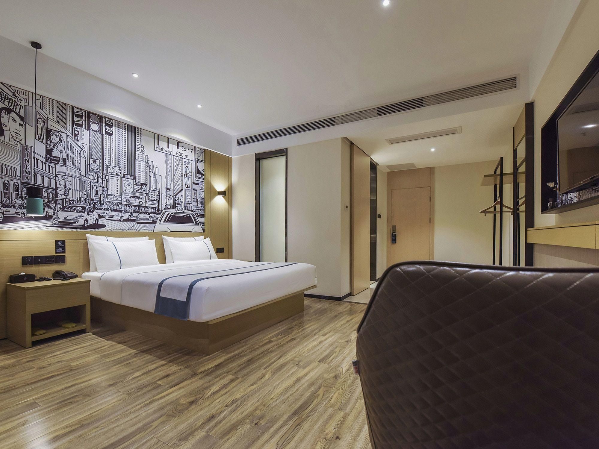 Business Queen Room