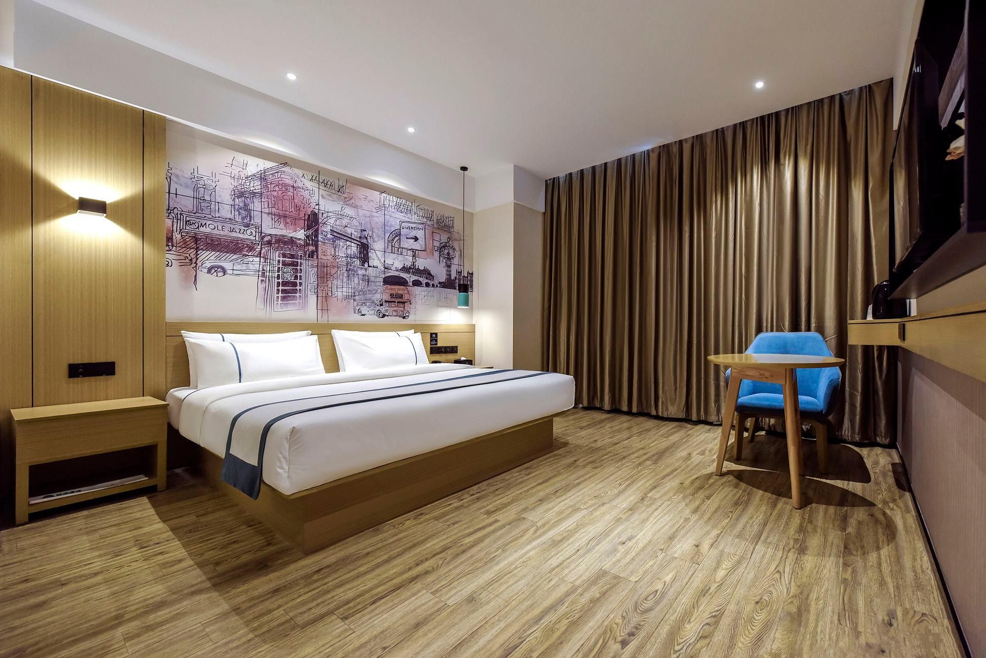 Business Queen Room