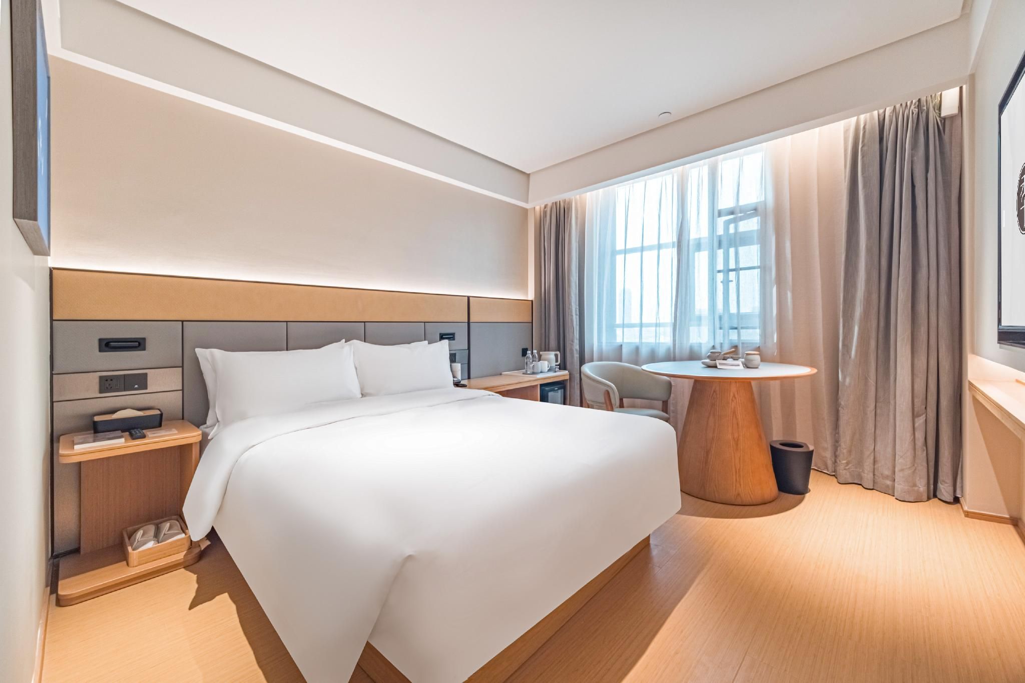 Huazhu - Room With Bed