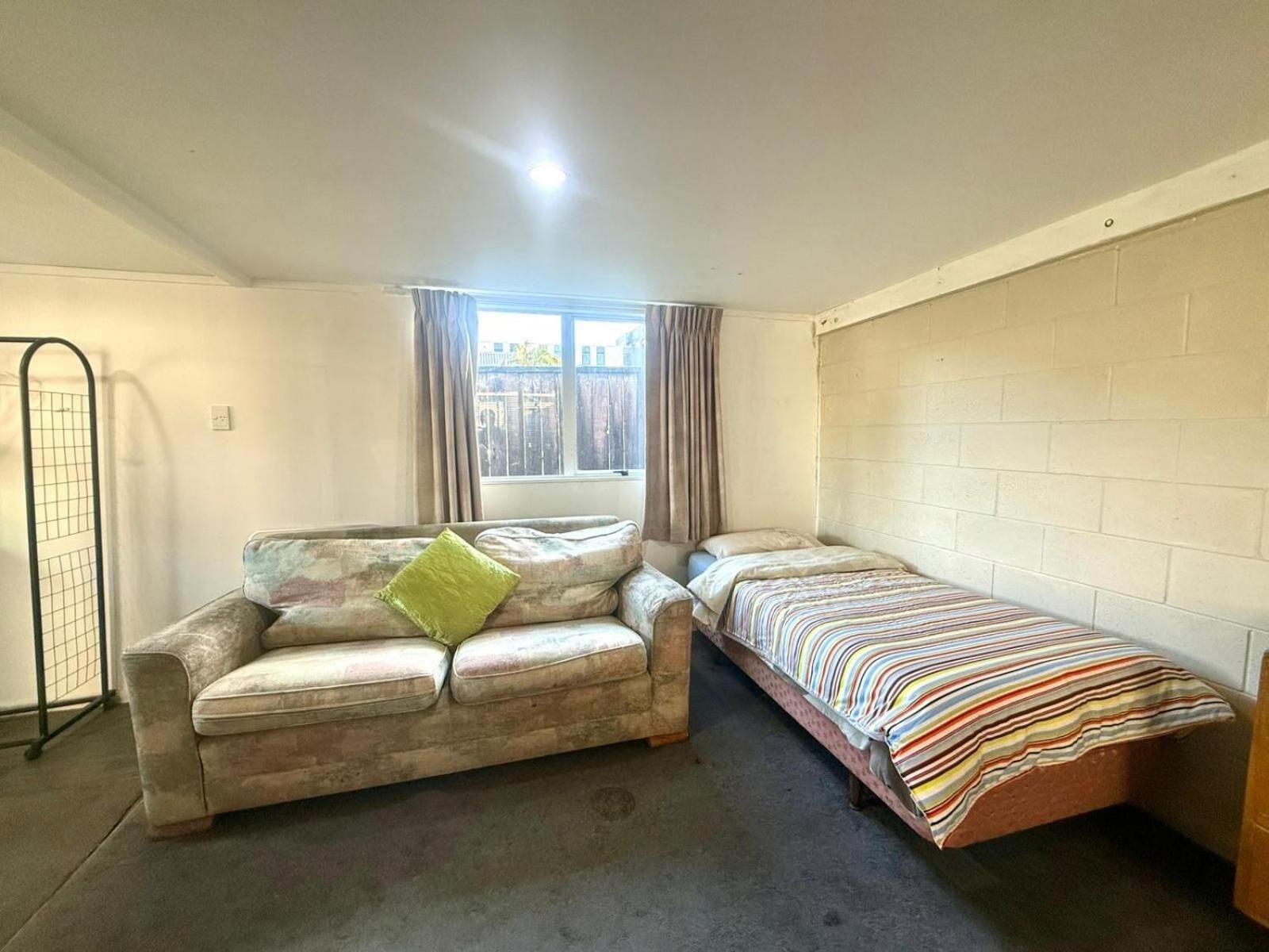 Basic Triple Room with Shared Bathroom