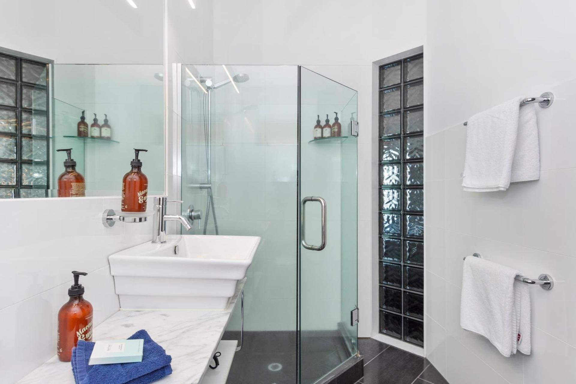 Executive Queen Suite - Water Front