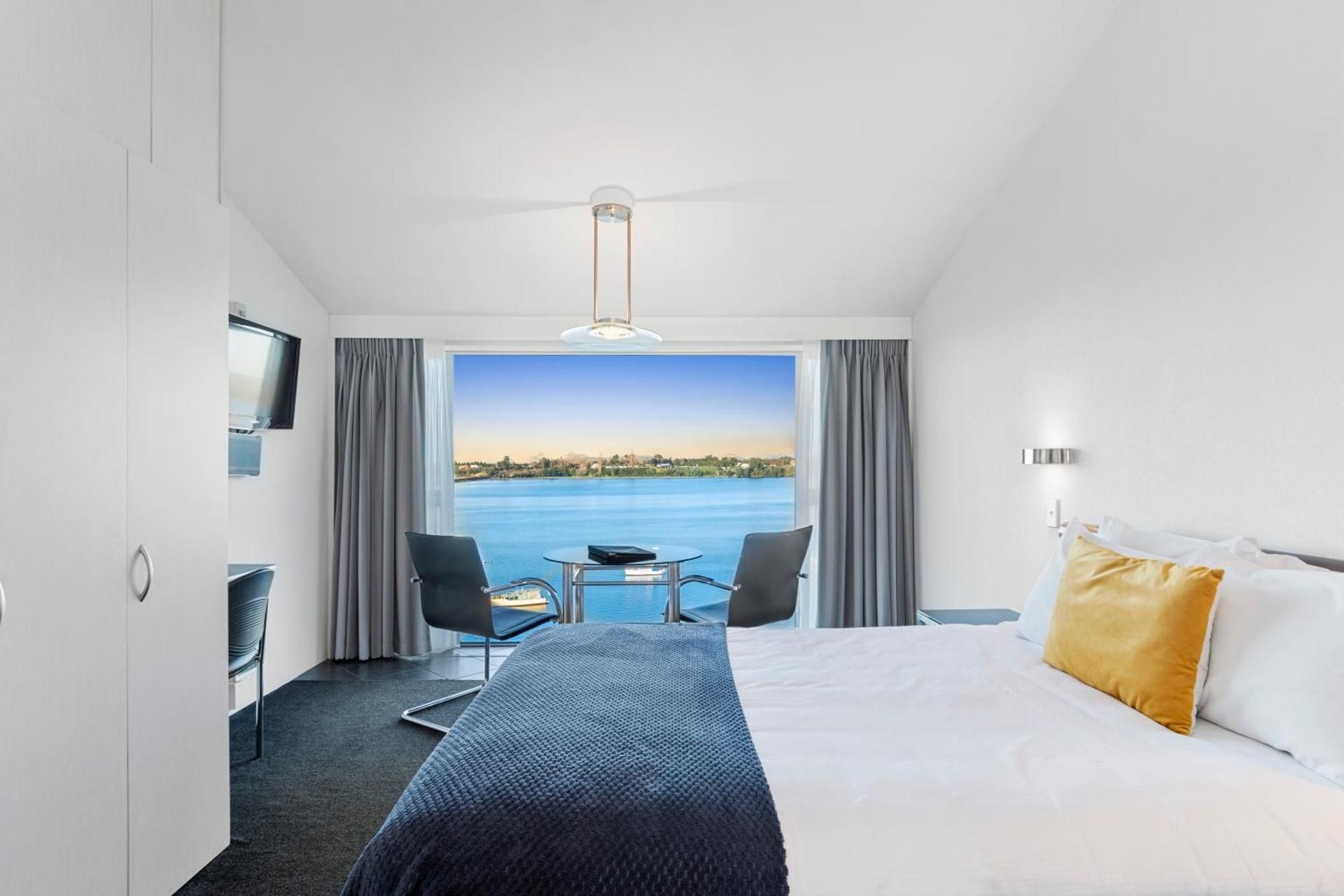 Executive Queen Suite - Water Front